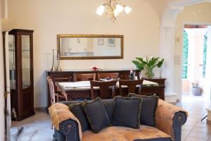 ein Wohnzimmer mit einem Sofa und einem Tisch in der Unterkunft La Bella Vita - Luxury Holiday House close to Corfu Town in Potamós