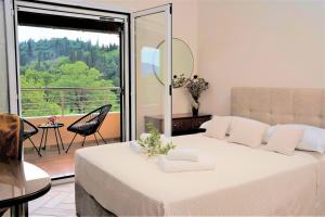 Tempat tidur dalam kamar di La Bella Vita - Luxury Holiday House close to Corfu Town