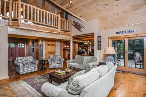 a living room with couches and a wooden ceiling at Highlands Heaven in McHenry