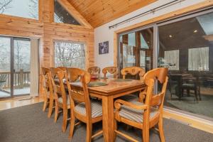 - une salle à manger avec une table et des chaises en bois dans l'établissement High Country Home, à McHenry