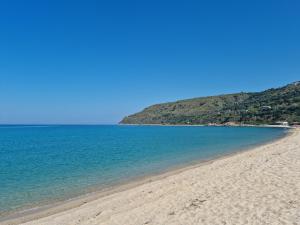 - une vue sur une plage d'eau bleue dans l'établissement Casa vacanza Amanda, à Nicotera Marina