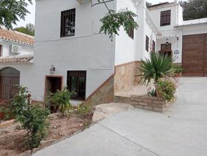 Casa blanca con puerta y entrada en Casa la Pedriza Completa, en Villanueva de Algaidas