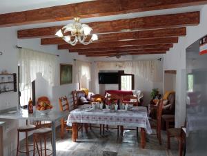 sala de estar con mesa y sillas en Casa la Pedriza Completa, en Villanueva de Algaidas