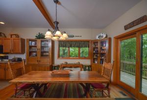 una sala da pranzo con tavolo e sedie in legno di Lake House a Oakland
