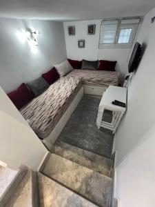 Habitación pequeña con cama y mesa en Studio El Jamil, en Douar el Hafey