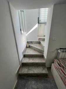 a stairway in a room with stairs and a window at Studio El Jamil in Douar el Hafey