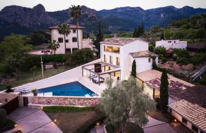 una vista aérea de una casa con piscina en Villa Argiles, en Bunyola