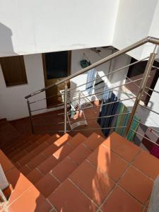 una escalera con barandilla metálica y baldosas marrones en Casa al Mare en Buggerru