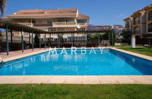 une piscine devant un immeuble dans l'établissement Ca Bambú, à Jávea