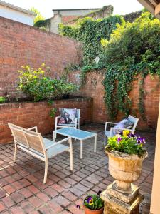 um pátio com duas cadeiras, uma mesa e flores em Edgehill em Pietermaritzburg