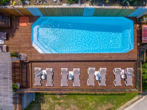 een uitzicht op een zwembad naast een huis bij Domaine Bagia Donne in Santa-Reparata-di-Balagna