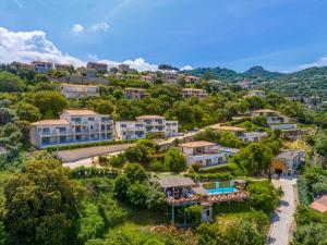 - une vue aérienne sur un village avec des maisons et des arbres dans l'établissement Domaine Bagia Donne, à Santa-Reparata-di-Balagna