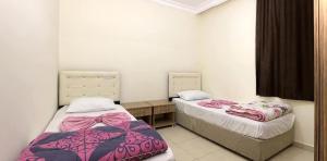 Habitación con 2 camas en una habitación en ALİ ÜNAL APART OTEL, en Alanya