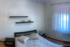 una camera da letto con un letto e una finestra di Apartament KRYNICZANKA a Krynica Morska