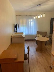 un soggiorno con un divano e un tavolo di Apartament KRYNICZANKA a Krynica Morska
