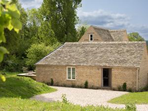 a brick house with a gambrel roof at The Fold in Charlbury