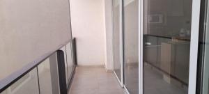 un corridoio con porta scorrevole in vetro in una stanza di Hermoso departamento muy bien ubicado, cercano calle Aristides a Mendoza