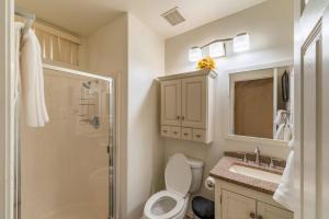 Family-friendly 4BR Home - Spacious - Great Location في فونتانا: حمام مع مرحاض ومغسلة ودش