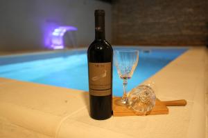- une bouteille de vin et un verre sur une table dans l'établissement Villa Captains House 2, à Rogoznica