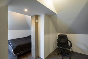 蒂爾堡的住宿－Sky View，一间卧室配有一张床和一把椅子