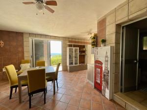 une salle à manger avec une table et une cabine de téléphone rouge dans l'établissement STONE Home - Sea & Landscape, à Marittima