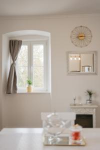 een witte keuken met een raam en een spiegel bij Sea Gate Apartment in Zadar +23 foto's