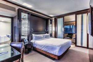 Tempat tidur dalam kamar di City Center - Panoramic Corner Suite at Vdara