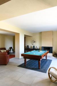 ein Wohnzimmer mit einem Billardtisch und einem Sofa in der Unterkunft Mas Viticole Les Cardelines with swimming pool - by feelluxuryholidays in Vacqueyras
