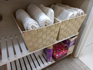 um armário com rolos de papel higiénico e toalhas em Departamento en Recoleta excelente em Buenos Aires