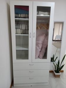 einen weißen Kleiderschrank mit Glastüren in einem Schlafzimmer in der Unterkunft Departamento en Recoleta excelente in Buenos Aires