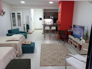 ein Wohnzimmer mit einem Sofa und einem TV in der Unterkunft Departamento en Recoleta excelente in Buenos Aires