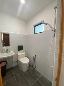 een badkamer met een douche, een toilet en een wastafel bij Homestay Taman Sri Nibong 庆丰园 in Nibung Tebal