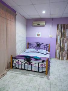 Ένα ή περισσότερα κρεβάτια σε δωμάτιο στο ZULAIKHA HOMESTAY