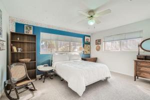 - une chambre avec un lit et un ventilateur de plafond dans l'établissement Classic Retreat in Great Neighborhood, à Houston