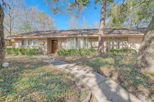 una casa in pietra con un vialetto di fronte di Classic Retreat in Great Neighborhood a Houston