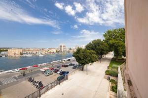 een uitzicht op een stad met auto's geparkeerd op een parkeerplaats bij Sea Gate Apartment in Zadar