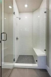 ein Badezimmer mit Dusche mit Glastür in der Unterkunft Capitol View Condos - Downtown Austin - Lone Star in Austin