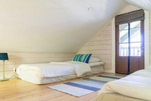 的住宿－Traditional Seaside Cottage，阁楼卧室设有两张床和窗户。