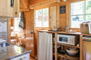 eine Küche mit Theke und Mikrowelle in der Unterkunft Traditional Seaside Cottage 