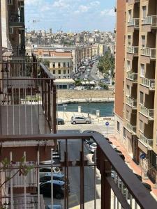 einen Balkon mit Stadtblick in der Unterkunft Apulia appartament in Taranto