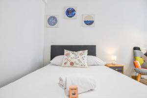 マルセイユにあるStudio neuf avec AC proche Castellane et métroのベッドルーム1室(白いベッド1台、サイン付)
