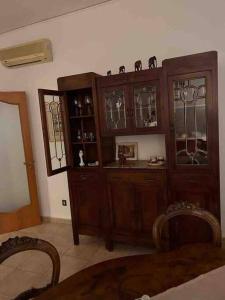 Zimmer mit einem großen Holzschrank mit Buntglas in der Unterkunft Apulia appartament in Taranto
