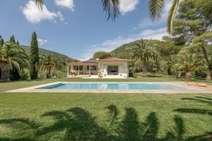 uma casa com piscina no quintal em Villa Elle Exclusive Isola d'Elba em Capoliveri