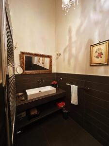 bagno con lavandino e specchio di Palazzo Galluccio a Galatina