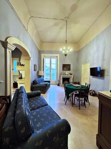 un soggiorno con divano e tavolo di Palazzo Galluccio a Galatina