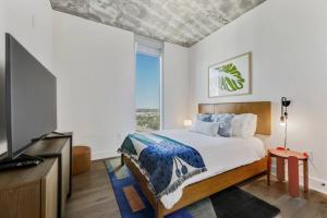 ein Schlafzimmer mit einem Bett und einem großen Fenster in der Unterkunft 21st FL 2BD Condo-Rainey St-Best views in Austin + 17 Fotos