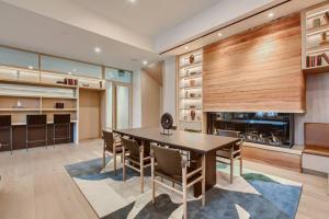 ein Esszimmer mit Tisch und Stühlen und einem Kamin in der Unterkunft 21st FL 2BD Condo-Rainey St-Best views in Austin