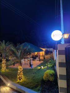 Taman di luar Multiple Stories, Wayanad
