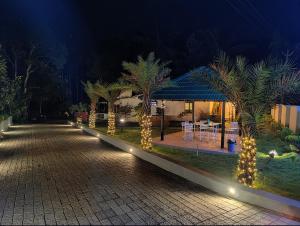 Taman di luar Multiple Stories, Wayanad