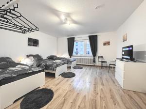een slaapkamer met 2 bedden en een flatscreen-tv bij # VAZ Apartments RS05 TV, WLAN, Küche, Zentrumsnah in Remscheid